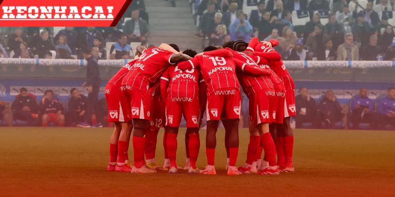 Désiré Doué ăn mừng bàn thắng cho PSG trong trận đấu Champions League tại Paris.