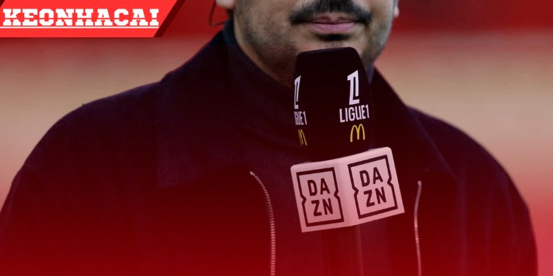 Biểu tượng DAZN hiện trên màn hình TV cùng cảnh người hâm mộ tắt máy vì giá cao.