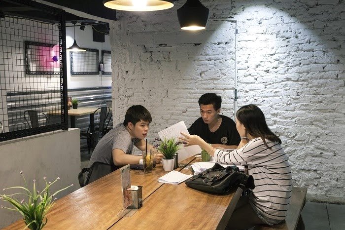 Minh Thành gặp gỡ cộng đồng người chơi do mình giới thiệu tại một quán cà phê nhỏ ở TP.HCM